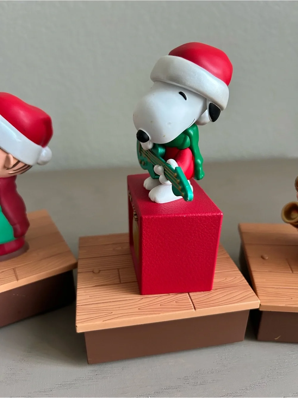 Hallmark Peanuts Christmas wireless Band Set Charlie Brown, Snoopy, Linus & Lucy